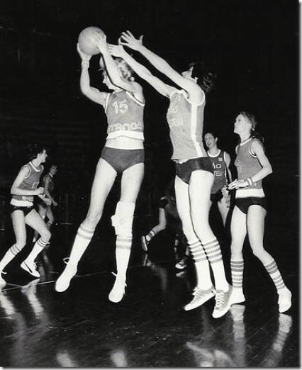 Diana Bitu strappa un rimbalzo a Sandon, mentre Gorlin assiste alla scena in Standa Plia Castelli al Palalido nel 1973